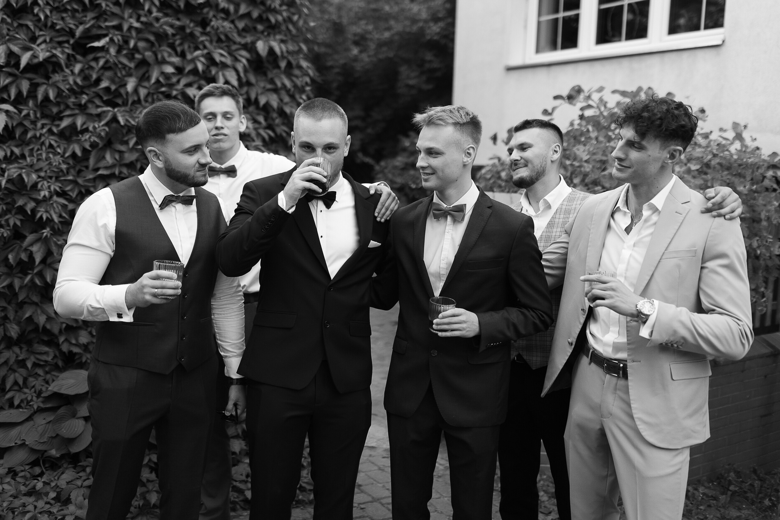 Pan młody ze świadkami Przygotowania pana młodego z chłopakami whisky łomża
