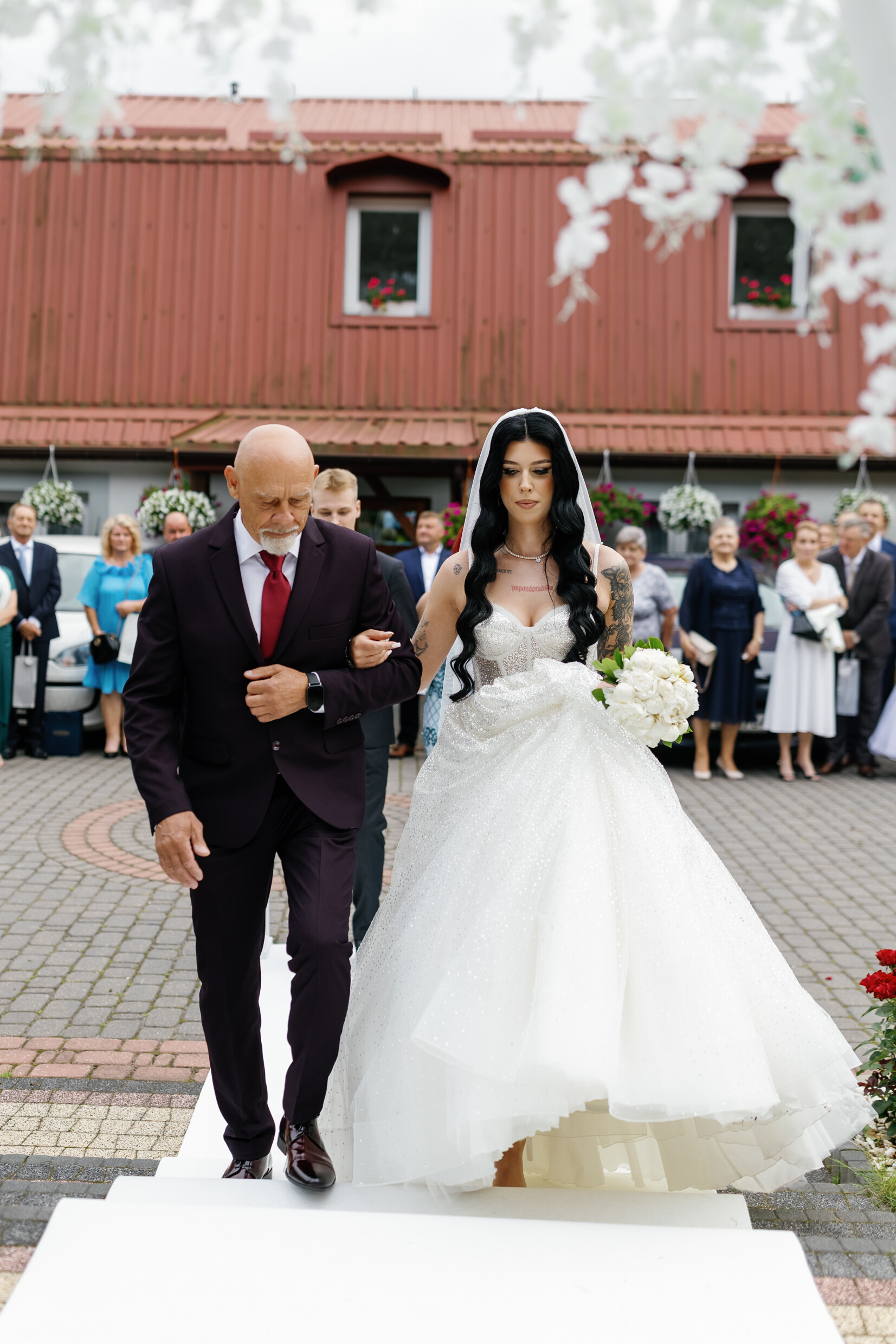 Pani młoda z tatą Tata prowadzi młodą do ołtarza ślub w plenerze łomża kolno białystok ciechanowiec